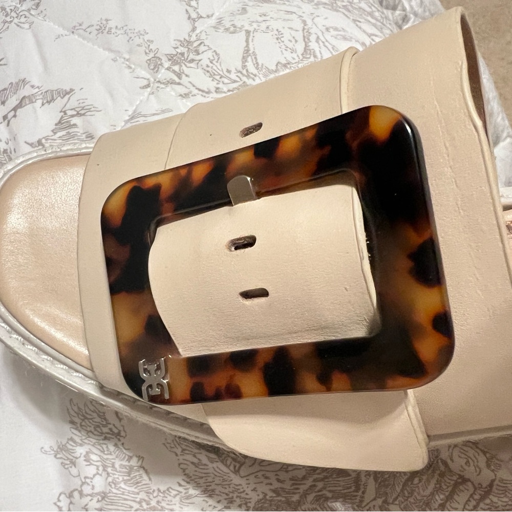 Elegant Cream Platform Sandals - Picture 8 of 9